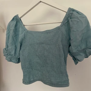 Ljusblå topp - Fin ljusblå tröja som passar perfekt till allt, aldrig kommit till använd så den är som ny🦋🦋🦋