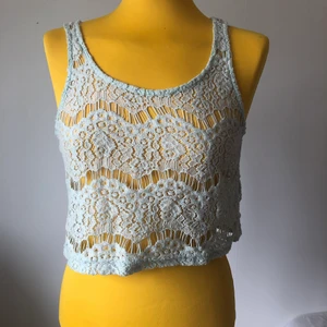 Ljusblå stickad top  - Halvt genomskinlig. 