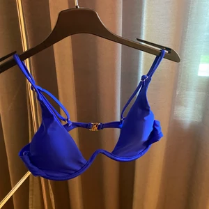 Bikini överdel  - Snygg bikiniöverdel från shein som tyvärr är för liten för mig och därför endast blivit testad🤍🤍  Den är i stl S men kräver att man har mindre bröst för att den inte ska vara för liten. Bra kvalite med tanke på att den är från shein och ända nackdelen är att spännet är lite dåligt men kan visa det mer vid intresse 🤍🤍 Köpare står för frakt och fler bilder samt frågor tas privat🤍
