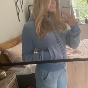 Juicy Couture tröja  - En oanvänd Juicy Couture tröja i fint skick. Storlek S nypris 1200 men säljer för 800. Buda i kommentarerna💘💕