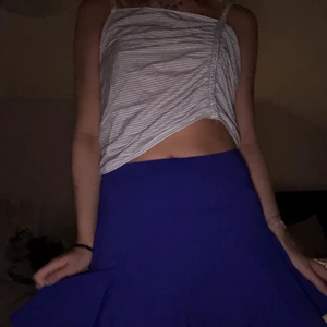 kjol från zara - cool kjol från zara, lite tenniskjolaktig🖤🖤 är i storlek xs men sitter perfekt på mig som är en s. den är inköpt från sellpy och har kvar prislappen, ej använd av mig