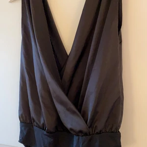 Satinbody  - Svart satinbody från Zara, aldrig använd. Storlek S men ganska stor i storleken så passar M också. Fint material och perfekt för fest💖