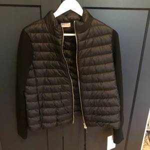 Moncler knit jacket - Måste tyvärr sälja denna fina jacka i storlek M eftersom den var för liten, och hann inte lämna tillbaka den i tid. Jackan är väldigt liten i storleken, sitter mer som xs/s. Alla prislappar samt äkthetsbevis finns. Dessutom kan man scana jackan, vilket bevisar att den är äkta. Jackan är i perfekt skick eftersom den aldrig är använd. Nypris 6400kr, mitt pris 5000kr💗