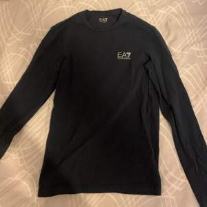 Mörkblå Armani tröja från Zalando (äkta). Org. pris 629kr. Använt få gånger. Ser helt ny ut, inget som är slitet eller trasigt. Strl S.