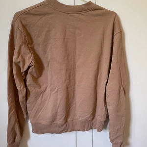 Beige sweatshirt! - Jättefin beige sweatshirt som passar till mycket💕Köpt förra sommaren och använd 1 gång! Säljer då den inte kommer till användning💕 om flera är intresserade buda i kommentarerna. Frakten inkluderas inte i priset!