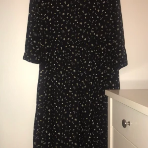 NA-KD klänning - Fin blommig klänning från NA-KD. Aldrig använd. 