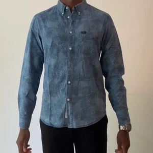 Lee Skjorta i storlek S - En somrig skjorta från Lee i denim inspirerad tyg. Storlek S