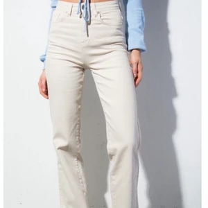 Vida off white högmidjade jeans stl. S - Vida högmidjade off white jeans. Köpta i storlek 36-L32 men jag har sytt upp dem själv så de skulle passa dig som är mellan 155-165 cm lång. Byxorna är använda några gånger men är i nyskick. Skickar gärna fler bilder 💕