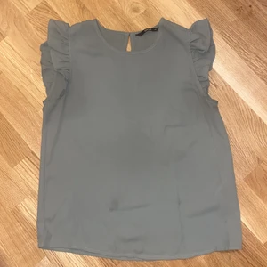 Grön blus med volang - Grönt linne/blus med volang i armarna från ONLY. Storlek 34. Knappt använt!