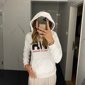 helly hansen hoodie - vit hoodie från helly hansen i stl xs. Inte mycket använd. Jag är ca 172cm lång. Köparen står för frakten
