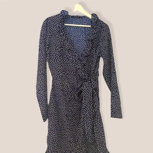 Prickig klänning - Från Amelie & Me. Storlek M! Omlottklänning