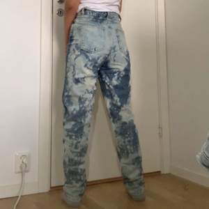Skit snygga jeans som jag blekt själv. de är original från primark. säljer för att jag knappt använder dom... midja 67cm innerben: 73cm