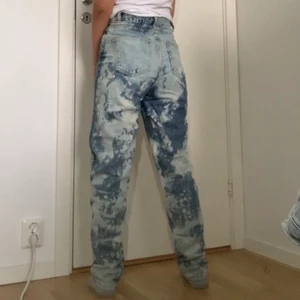 Bleach Jeans - Skit snygga jeans som jag blekt själv. de är original från primark. säljer för att jag knappt använder dom... midja 67cm innerben: 73cm
