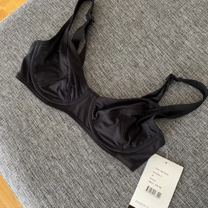 Bikini överdel - Kostade 449 kr ny och den är aldrig använd då prislappen finns fortfarande kvar. Pris kan diskuteras