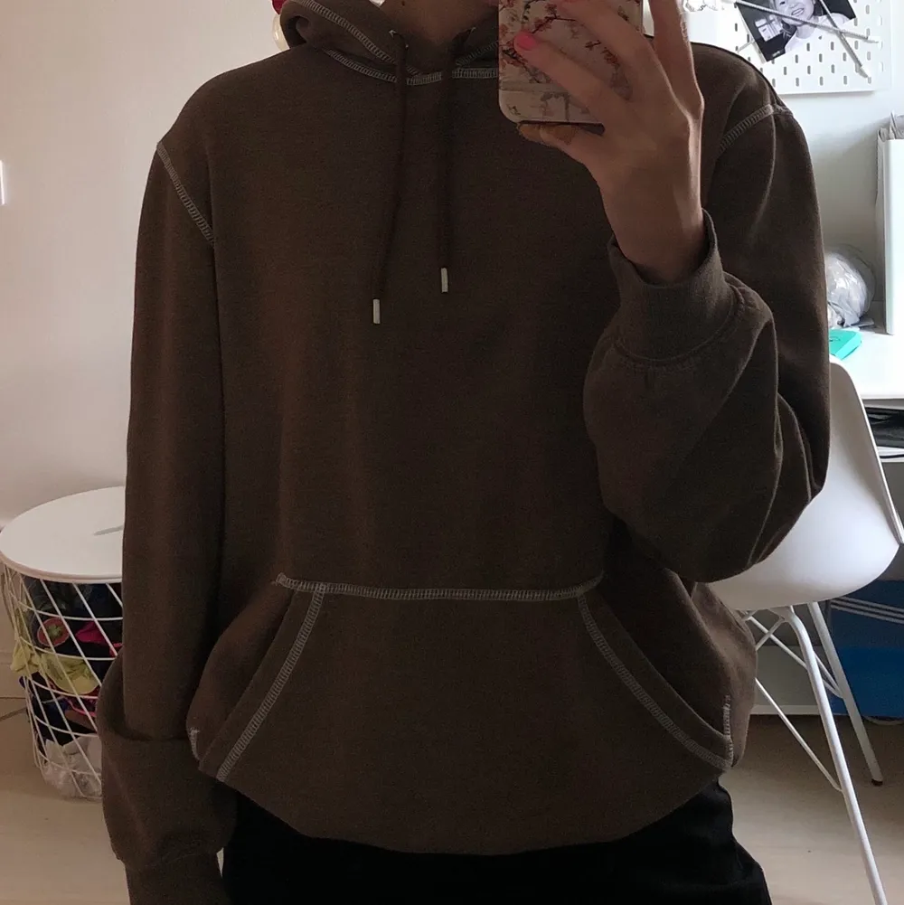 Ascool brun hoodie med vita detaljer!!🤍 hoodien är från H&M men den är egenfärgad med Dylon textilfärg! Den är i nyskick!! Storlek Small men passar även medium och XS💞. Hoodies.