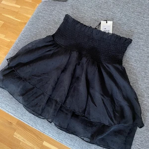 Kjol - Helt ny kjol ifrån Bikbok. Prislappen finns fortfarande kvar t.o.m