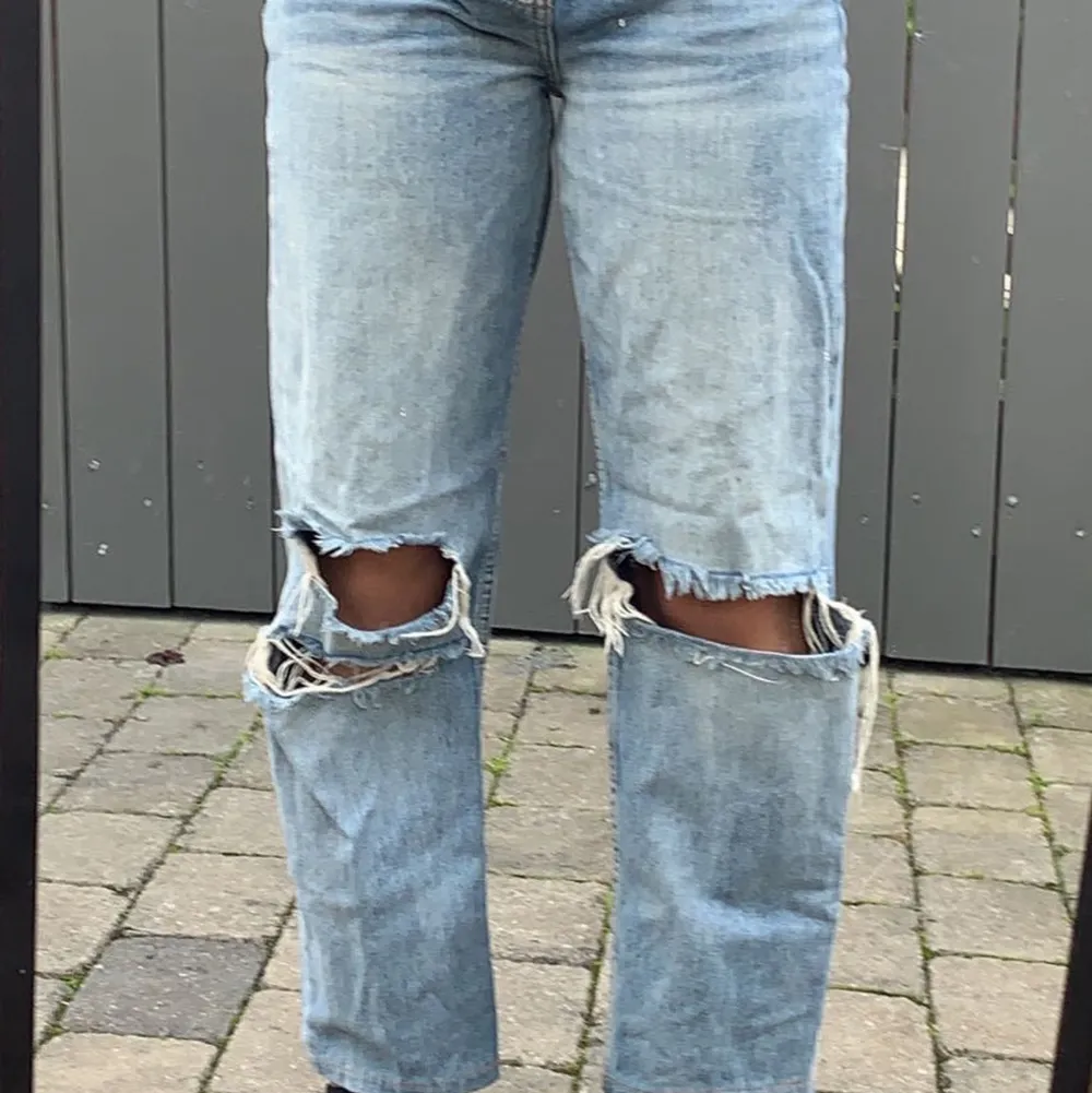 Blå jeans med hål från Gina! Passar någon med längden 160 ish. Storlek 34.  Köpare står för frakt! Ordinarie pris 599. Jeans & Byxor.