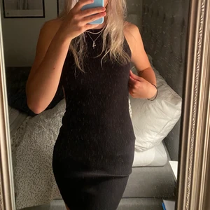 Oanvänd Bershka klänning stl S - helt ny klänning från bershka med cut outs, köparen står för frakten