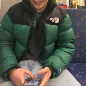 Nortface jacka - Köpt ny för 2700kr men säljer pga brist på användning 😅 Jag var cirka 175 när bilderna togs men tror säkert den sitter perfekt på kortare 👍🏻 