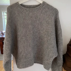 Stickad tröja - Jätte fin stickad tröja som tyvärr inte kommer till användning för mig! Lånade bilder från idazackrisson! Högsta bud: 230