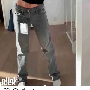 Zara jeans - Intressekoll på de populära och slutsålda jeansen från zara i storlek 34!! Dom har använts sparsamt och är därför i bra skick. Säljer endast vid bra bud då jag är osäker på om jag vill behålla dom💗💗BUD JUST NU PÅ 750!!!