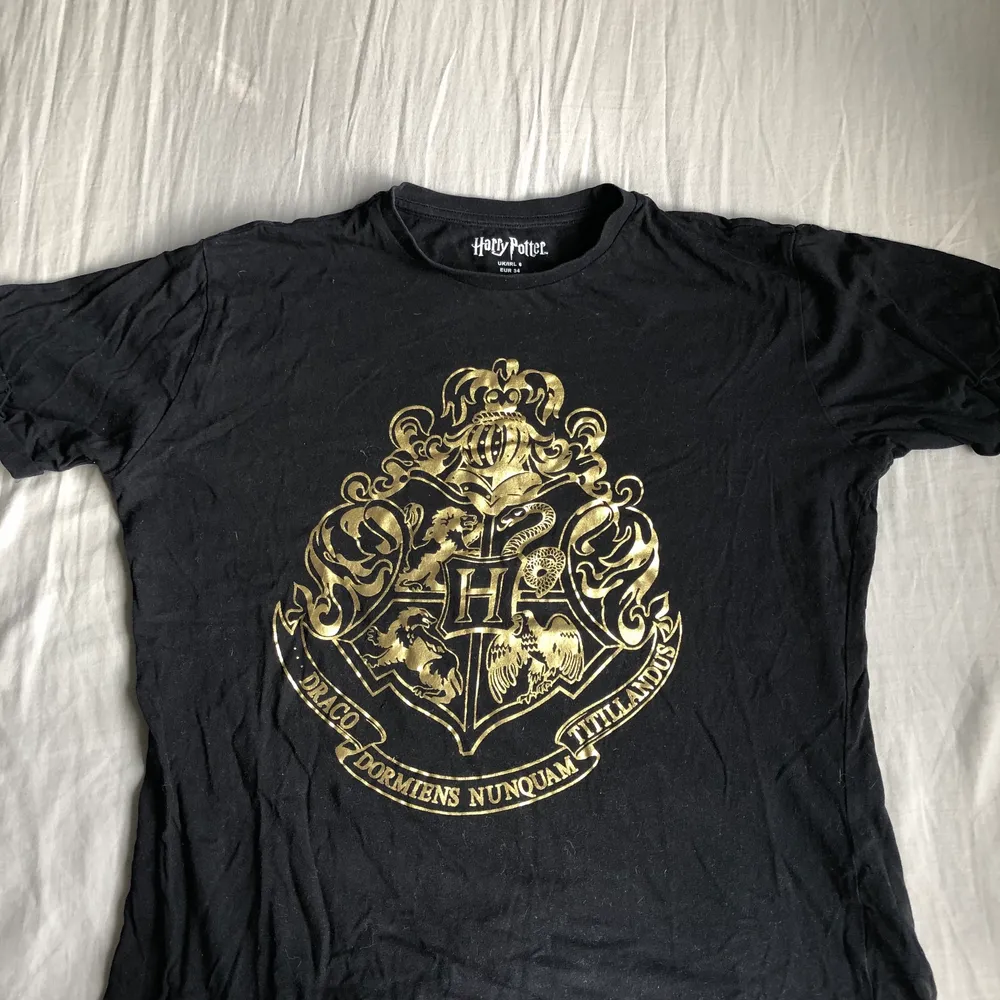 Säljer min svarta Harry Potter tröja med guld Hogwarts motiv.. T-shirts.