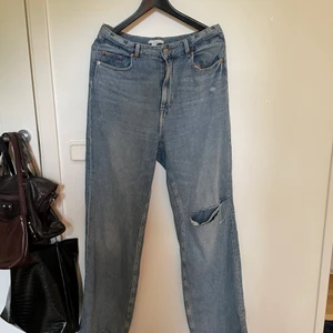 Jeans - Blå raka jeans med hål i ena benet