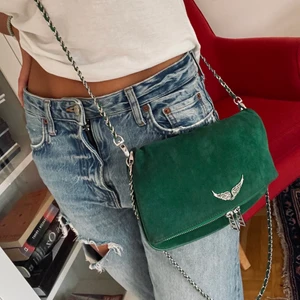 Grön Rock Bag från Zadig&Voltaire 💚✨ - Väldigt snygg väska som passar till allt. Att den är grön istället för svart gör den coolare och mer unik. Passar till alla årstider 🥰 väskan är endast använd ett par gånger!!<3 köpt i Stockholm på Zadig butiken för 3600kr (frakt ingår ej )