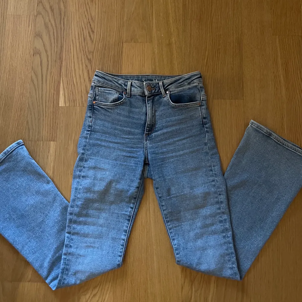 Supersköna och stretchiga blå bootcutjeans från bikbok!! waist: S - lenght: 31. Jeans & Byxor.