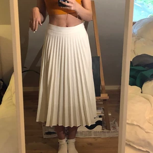 Plisserad kjol vit - söt plisserad kjol som tyvärr knappt är använd 🤍🤍