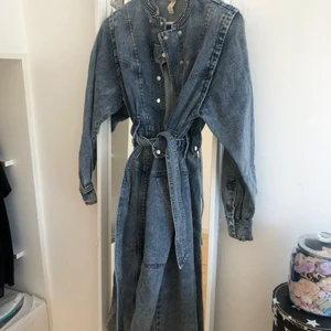 Jeansklänning - Jeansklänning från H&M trend, aldrig använd. Storlek XS. Köpt för 399kr, säljer för 80kr. 