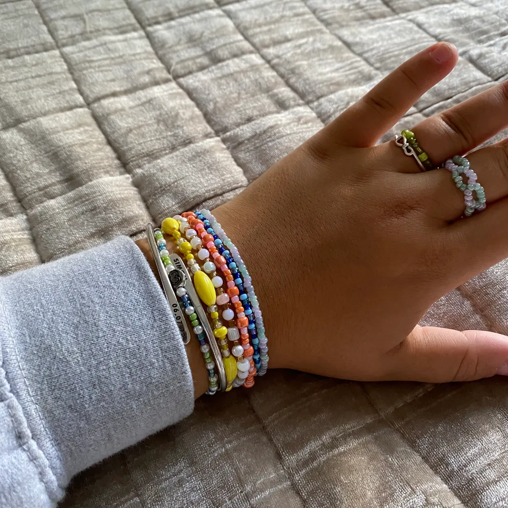 ⚡️Du kan specialdesigna dina smycken i alla möjliga mönster och färger, allt ifrån ringar, halsband, armband och fotlänkar⚡️ Här är exempel bilder på armband jag gjort! Checka min sida eller min instagram @jewelryea för mer smycken. Om du köper tre armband kommer det en rabatt med💕. Accessoarer.