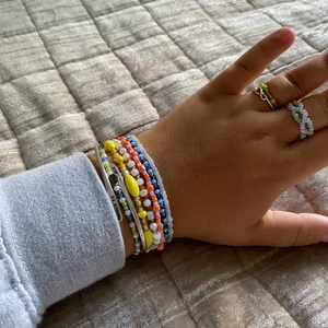 HANDGJORDA SMYCKEN🤍 - ⚡️Du kan specialdesigna dina smycken i alla möjliga mönster och färger, allt ifrån ringar, halsband, armband och fotlänkar⚡️ Här är exempel bilder på armband jag gjort! Checka min sida eller min instagram @jewelryea för mer smycken. Om du köper tre armband kommer det en rabatt med💕
