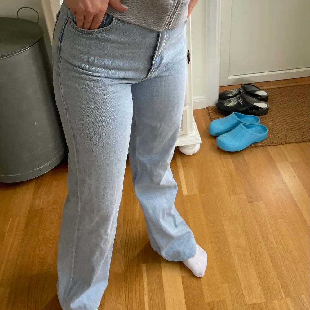 Ljusa jeans ifrån zara. Modellen heter High och wide-/ straight leg och jeansen är i storlek 36. Går att klippa av efter längd.🥰 Hör av er om ni har frågor.. Jeans & Byxor.