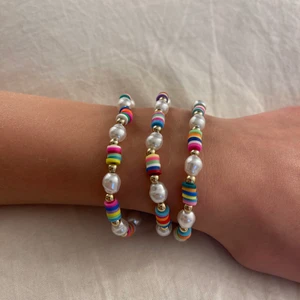 Armband  - Armband som kostar 25:- styck, finns begränsat antal att beställa! Köparen står för frakten🌈 kontakta mig vid frågor 