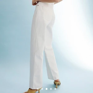 Vita jeans - Vita jeans från H&M! Storlek 36 De passar tyvärr inte mig längre, har även sprättat upp dem nere vid byxkanterna. nypris 299:- jag är 170 och längdmässigt har de varit perfekta! 