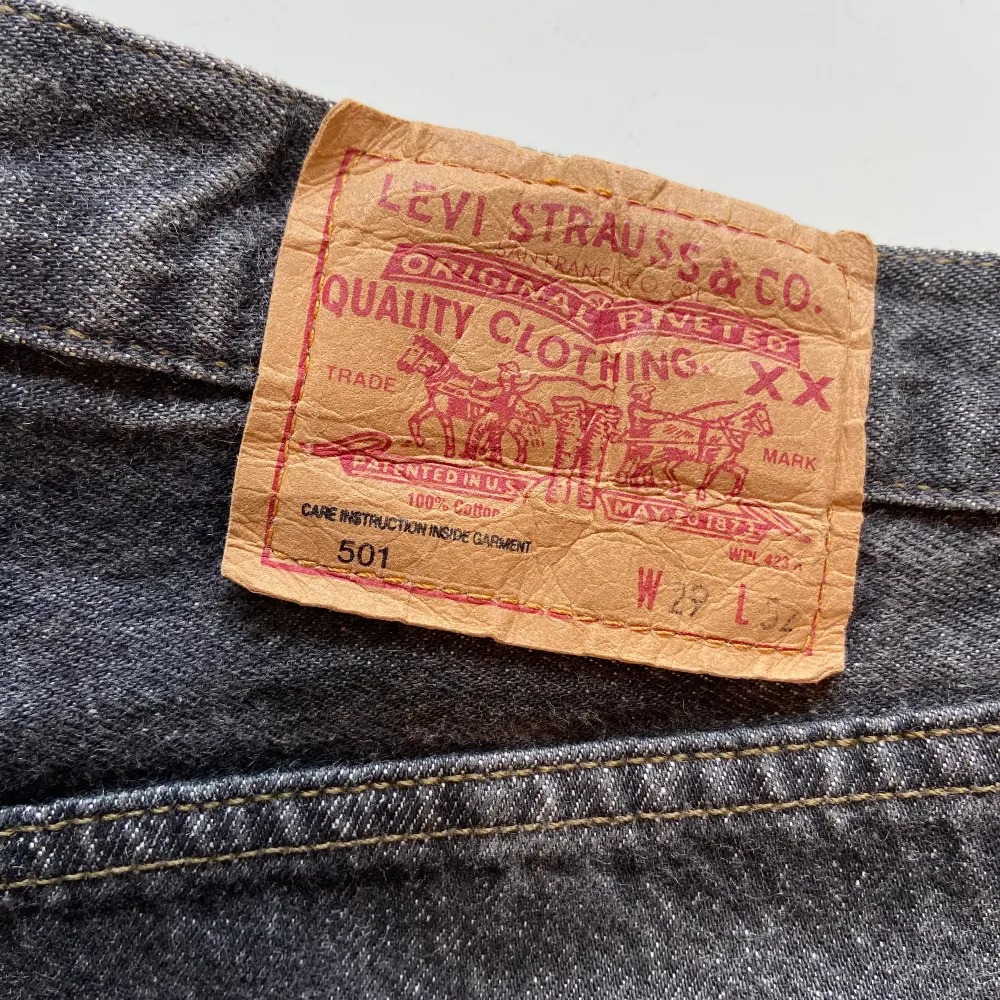 Säljer mina älskade levis jeans som jag numera inte kommer i längre, därför ingen bild på. Hittade en bild och det är nr 3, ser inte jättebra hur de ser ut dock. Finns i Stockholm . Jeans & Byxor.