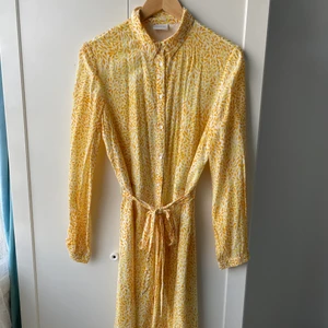 Klänning från Vila strl 40 - Gul klänning från Vila i storlek 40. Klänningen är i fint skick endast använd vid två tillfällen.  Frakt går att diskutera.