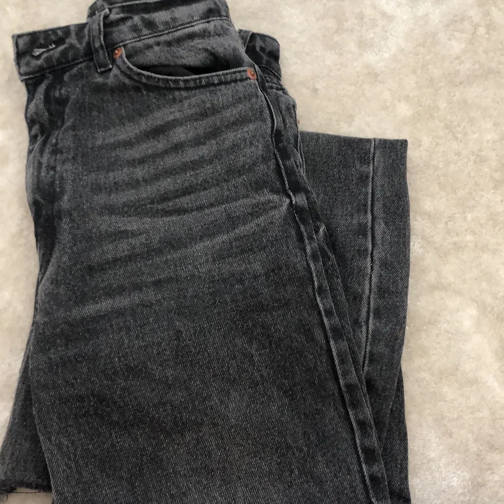 Supersnygga mörkgrå jeans från monki i modellen Yoko och i storleken 24. De är endast använda ett fåtalgånger och är i ett bra skick🥰. Jeans & Byxor.