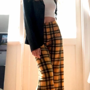 Rutiga byxor - Supersköna gulrutiga byxor! Säljer då de inte riktigt är min stil längre. Köpta på asos, märket new look. De är i fint skick! De är en kortare model så på mig (160cm) ser man anklarna 💛🧡 köpare står för frakt eller så möts vi i Sthlm! 🥰