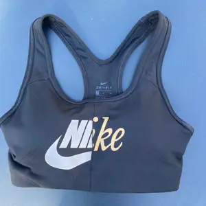 Jätte skön nike sport-bh i storlek S, skulle dock säga att den passar xxs-s då den är väldigt stretchig. Köparen står för frakt🥰