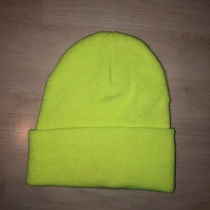 Mössa - Säljer denna mysiga neongula mössa som tyvärr inte kommer till användning! Köpt på beyond retro. Använd bara ett fåtal gånger så är i fint skick! Perfekt till hösten! 💛💚 frakt tillkommer eller så möts vi i Sthlm! 🥰