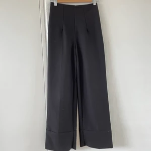 Svarta kostymbyxor - Snygga svarta kostymbyxor i storlek 34🤗 Säljs för 150 ex frakt🤗