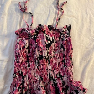 Topp - Kommer inte längre till användning! Vill ha bort allt så kika gärna in andra toppar för ett bättre pris för båda!! 