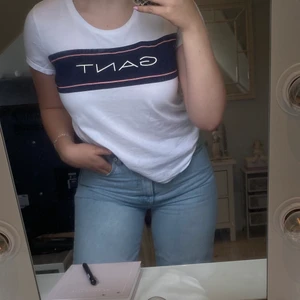 Gant t-shirt i bra skick - En vit Gant t-shirt i ett bra skick. I storlek M och passar mig på gränsen som oftast har L. Inte överdrivet använd. Säljer den för 70kr, nypriset är runt 300-500kr