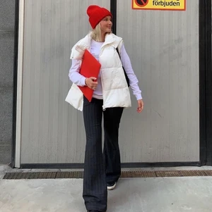 Vit puffig väst  - Säljer en vit puffig väst från Zara, använd 1-2 gånger (inga defekter i huvudtaget). Storleken är i S-M, jag har själv storlek xs/s och den ska vara lite oversized. Första bilden är lånad! Skriv för mer bilder ❤️ kram!