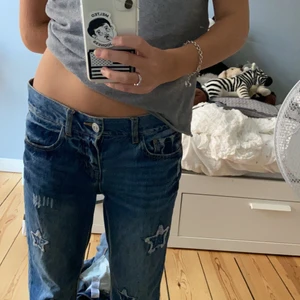 Sjärn byxor - Säljer dessa as snygga lågmidjade jeansen med sjärn patches. Använda någon gång men bara hemma❤️❤️