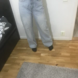 Mom jeans  - Säljer ett par nya mom jeans som jag köpte för 399 kr, Aldrig haft på mig dom eftersom dom är väldigt stora på mig som ni ser på bilderna (Storlek M) , Pris kan diskuteras!!  Finns i Göteborg 