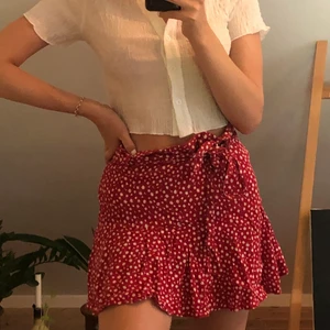 Röd pricking kjol - Fin röd kjol med ”inbyggda” shorts som ej syns men som gör den väldigt bekväm och ser till så att inget flashas🩳