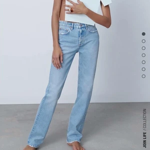 Zara jeans - Vi säljer våra populära mid Rise jeans från Zara i storlek 32 och 34!! Buda i kommentarerna och skriv vilken storlek ni budar på💞 köparen står för frakten. 32 är slut!!!